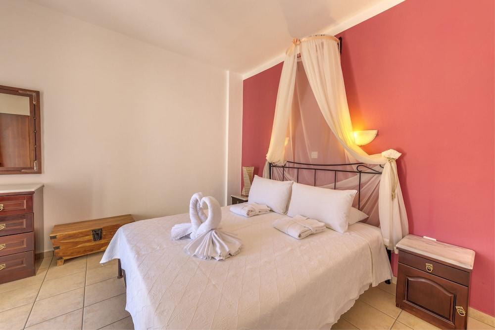 Sunrise Beach Suites Азолимнос Екстериор снимка